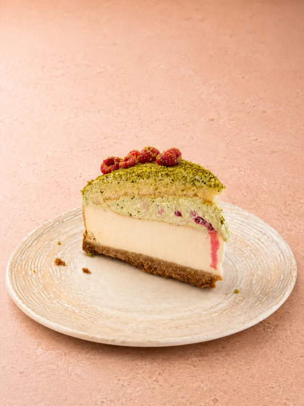 FRAMBUAZLI FISTIKLI CHEESCAKE