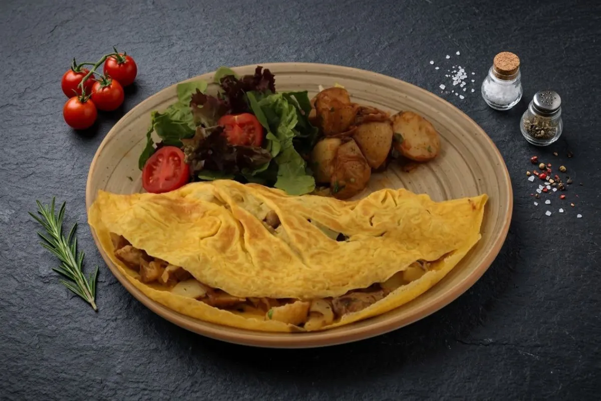 PATATESLİ KAŞARLI KARAMELİZE SOĞANLI OMLET