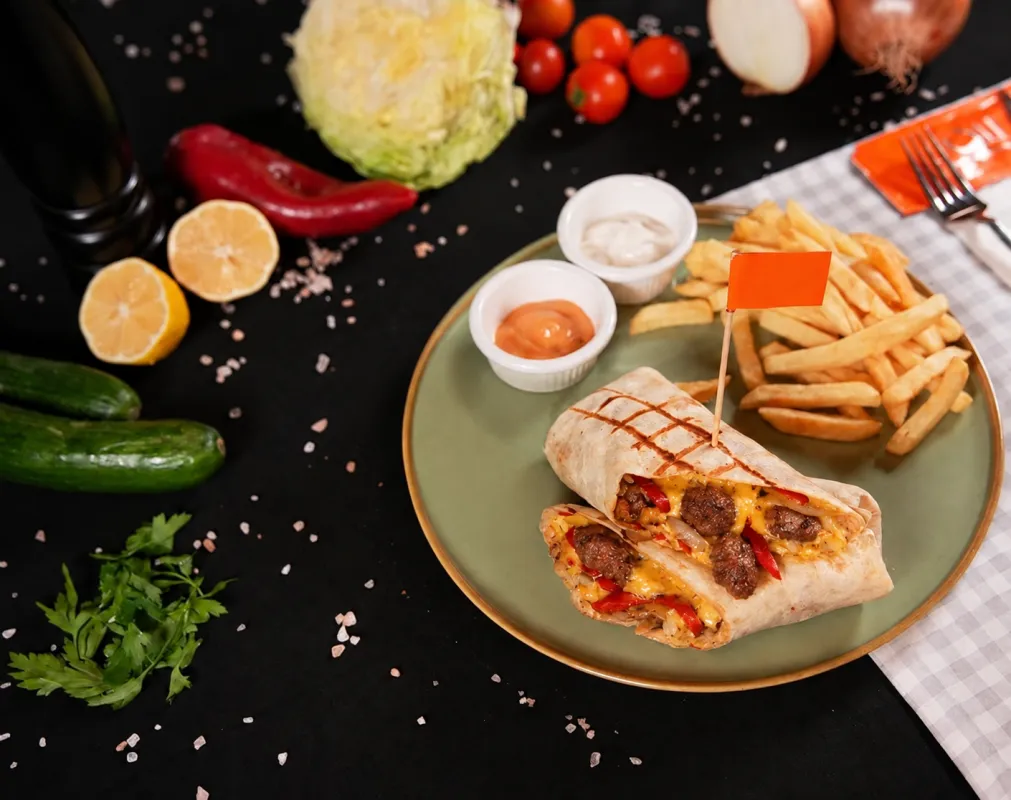 CHEDDAR PEYNİRLİ KÖFTELİ WRAP 