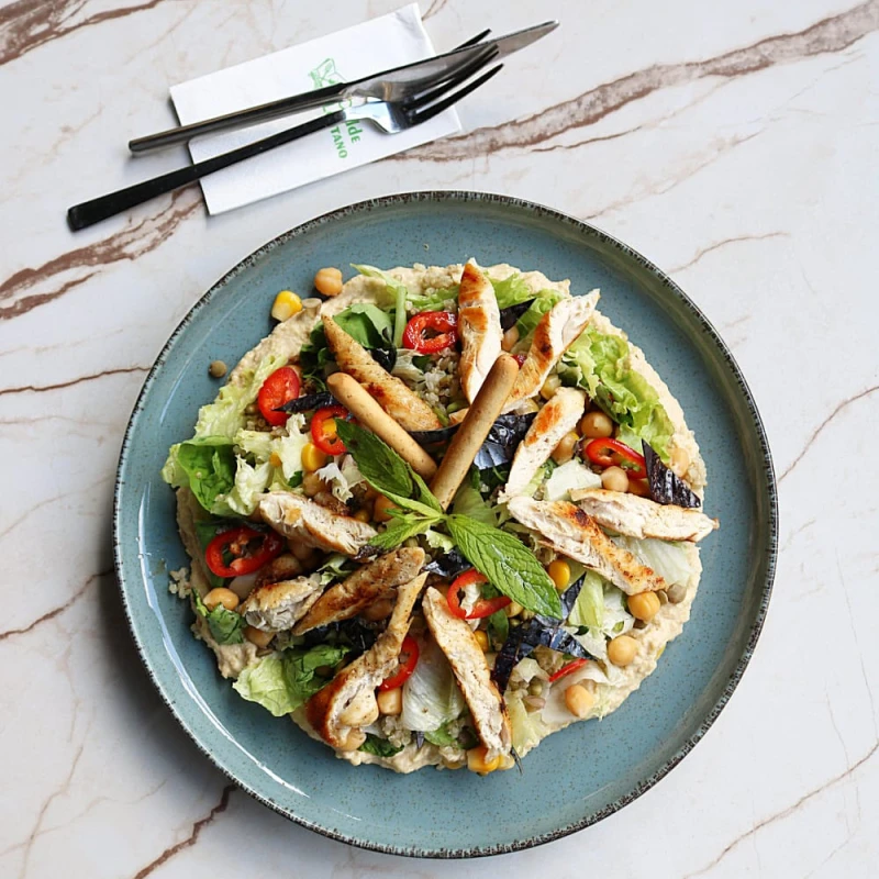 Tavuklu Humuslu Kinoa Salata