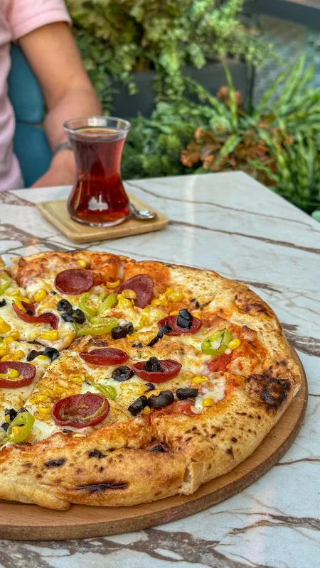 Ekşi mayalı karışık İtalyan pizza