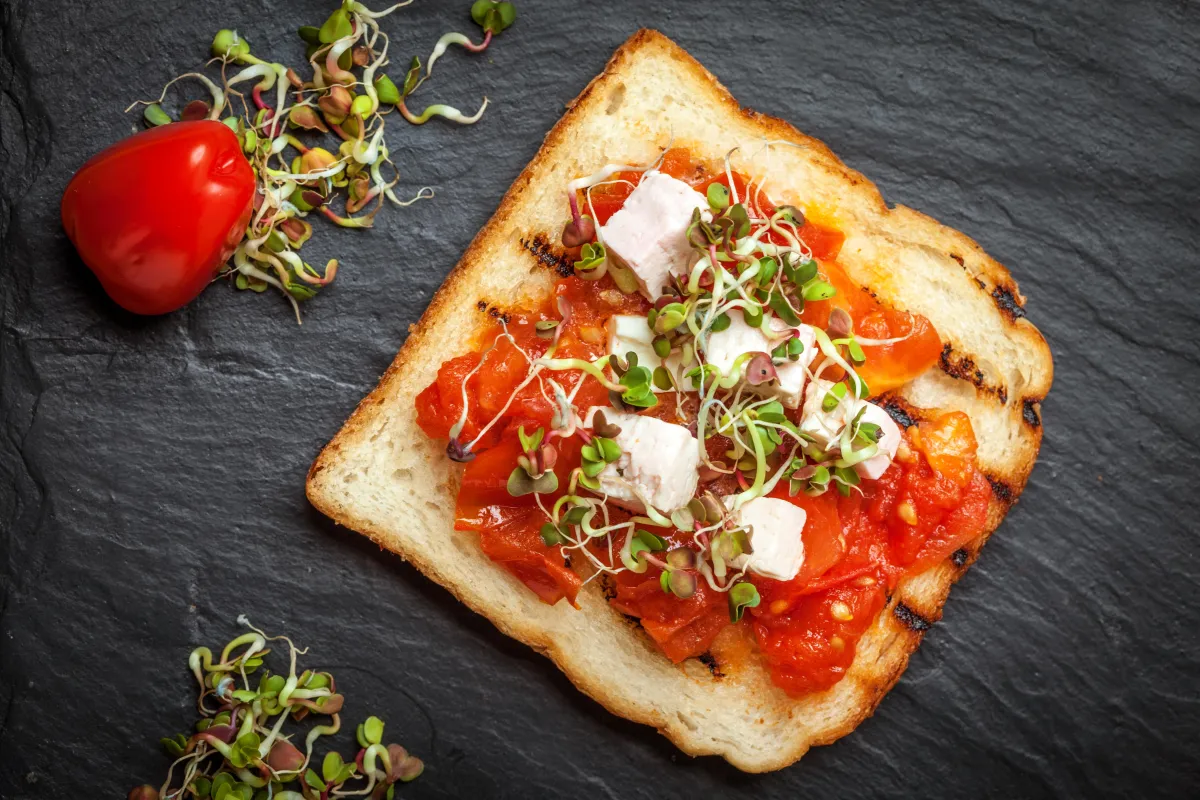 Beyaz Peynirli Ve Domates Tost