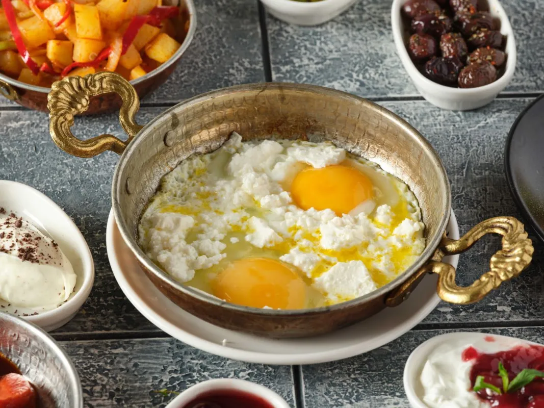 Sahanda Peynirli Yumurta