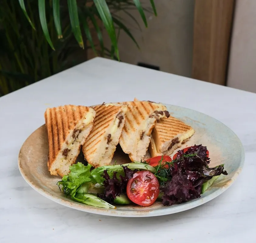 Kavurmalı Kaşarlı Tost