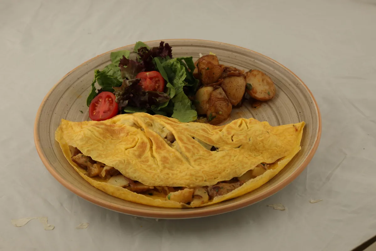 PATATESLİ KAŞARLI KARAMELİZE SOĞANLI OMLET