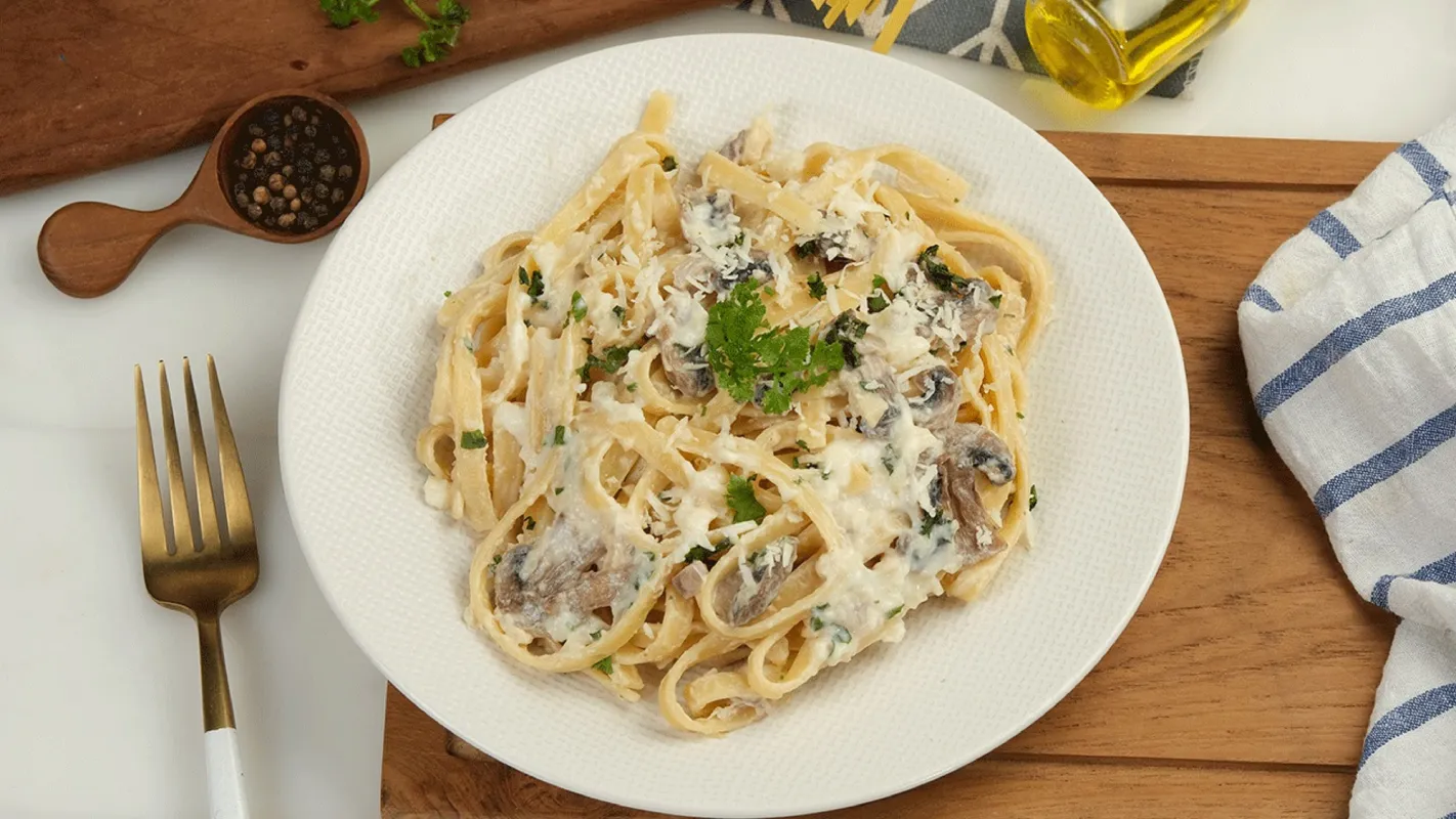 Fettuccine Alfredo (Parmesanlı)